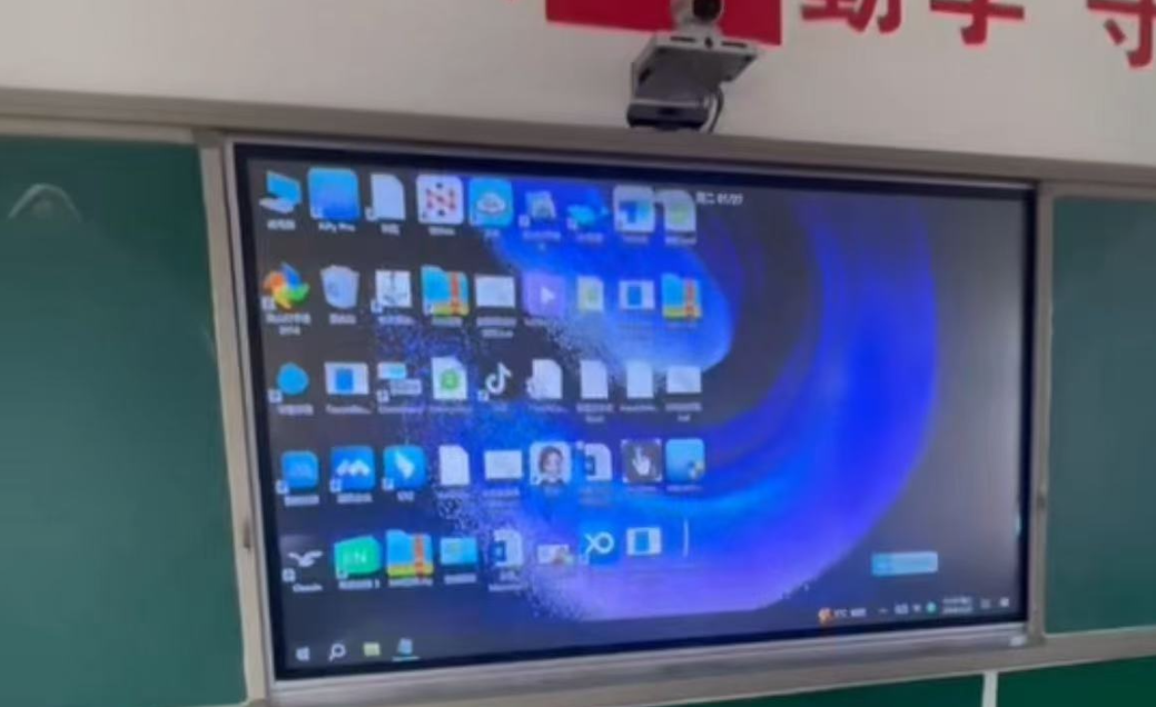 被误触困扰的教室电子屏