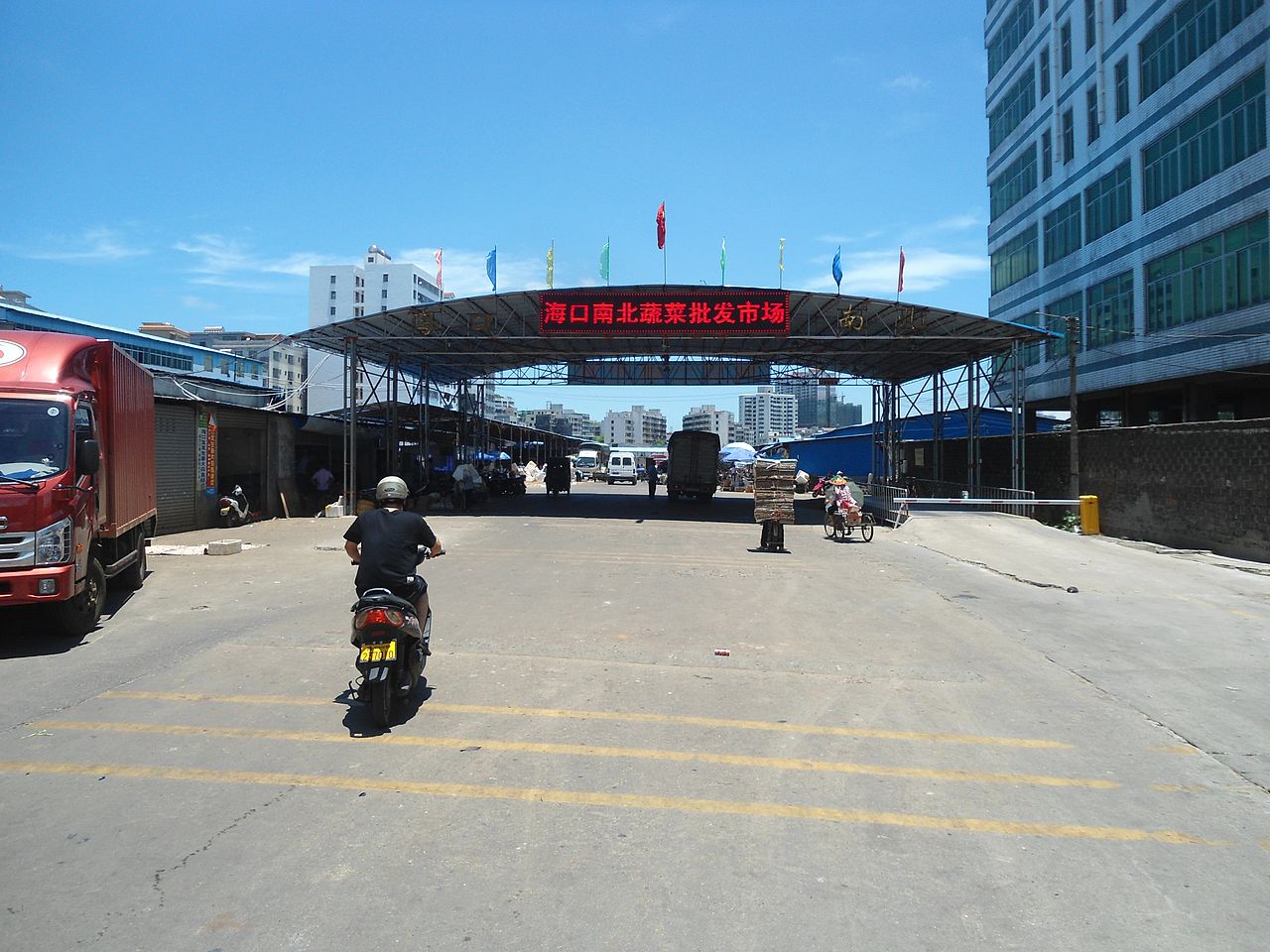 A wholesale vegetable market in Haikou